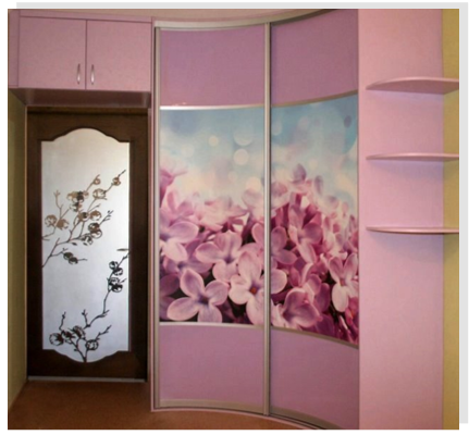 Угловой шкаф-купе в розовом цвете Угловой шкаф-купе в розовом цвете