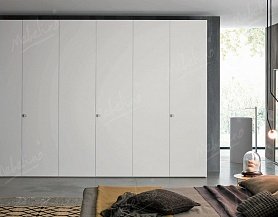 Лаконичный створчатый шкаф с гладкими белыми фасадами PC648