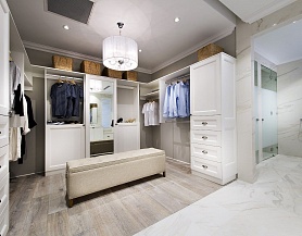 Светлая гардеробная комната с зеркалом в полный рост G181