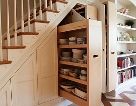 Вместительный кухонный шкаф под лестницей S122