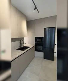 Серая кухня до потолка